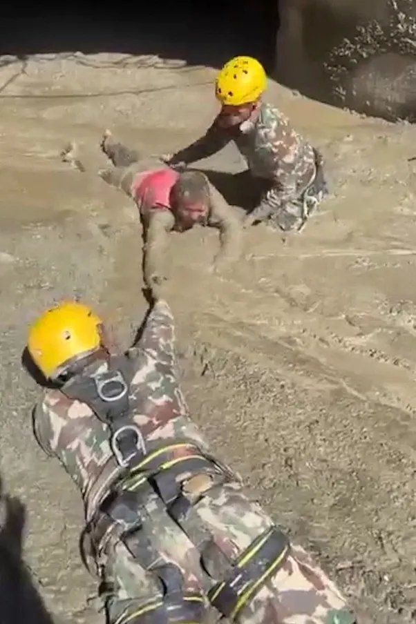 الجيش النيبالي ينقذ شخصا عالقا داخل نفق بمشروع للطاقة الكهرومائية