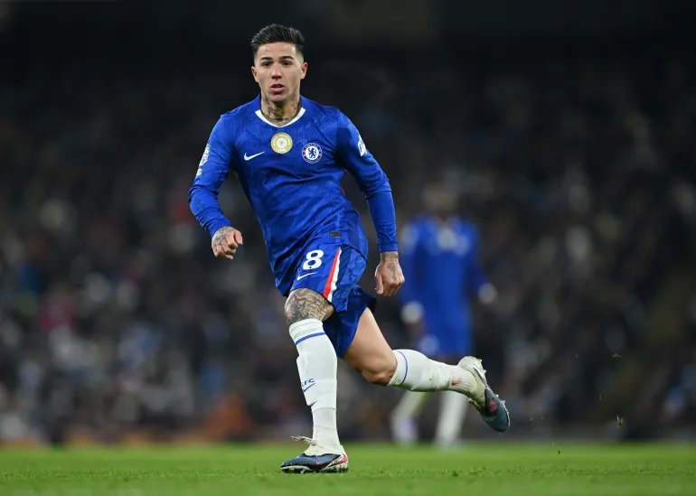 MANCHESTER, ENGLAND - JANUARY 04: Enzo Fernandez of Chelsea during the Premier League match between Manchester City and Chelsea at Etihad Stadium on January 04, 2026 in Manchester, England. (Photo by Shaun Botterill/Getty Images)