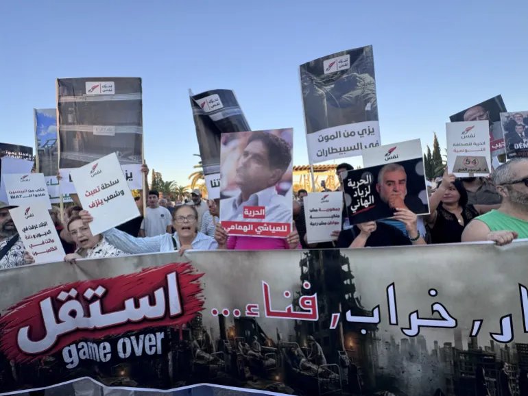 المحتجون رفعوا شعارات تطالب بإطلاق سراح الموقوفين السياسيين و الإعلاميين ( خاص نيوز عربي )