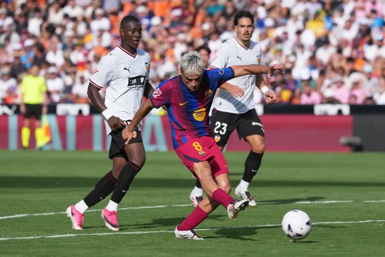 Barcelona's Pedri shoots to score his side's fourth goal during the Spanish La Liga soccer match between Valencia and Barcelona in Valencia, Spain, Sunday, Sept. 6, 2026. (AP Photo/Alberto Saiz)