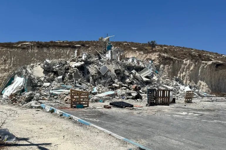 جرافات الاحتلال هدمت بناية سكنية تؤوي عائلتين و 8 محال تجارية في بلدة عنزا جنوب جنين بحجة وقوعها في منطقة "ج"