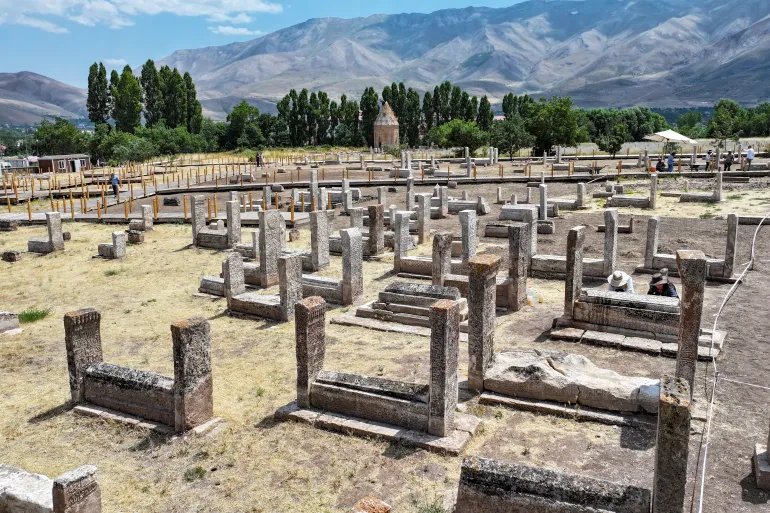 مقبرة غواش السلجوقية بولاية وان شرقي تركيا.. موقع أثري يمتد على 50 دونماً يضم مئات الشواهد المكتشفة