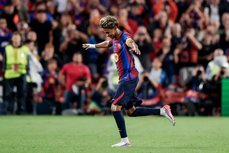 لامين يامال يحتفل بتسجيل الهدف الرابع لبرشلونة في مرمى فينورد بدوري أبطال أوروبا (الأوروبية)