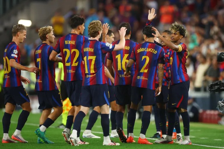 لامين يامال يحتفل مع زملائه بتسجيل الهدف الرابع لبرشلونة في مرمى فينورد بدوري أبطال أوروبا (رويترز)