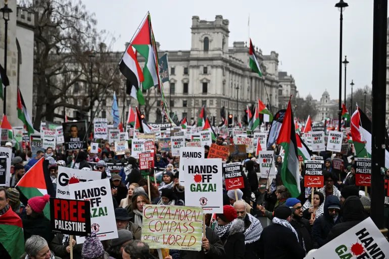 Pro-Palestinian demonstrators attend a march in opposition to U.S President Donald Trump's plan to displace Palestinians from Gaza and "take over" the territory, in London, Britain February 15, 2025. REUTERS/Chris J. Ratcliffe (رويترز)