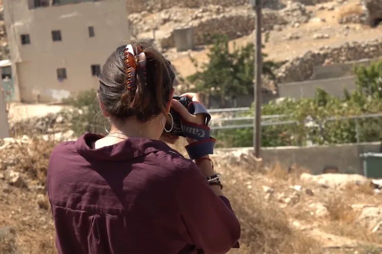 المتضامنون يحاولون خلق مساحة من الأمان للفلسطينيين عبر توثيق وصد اعتداءات المستوطنين