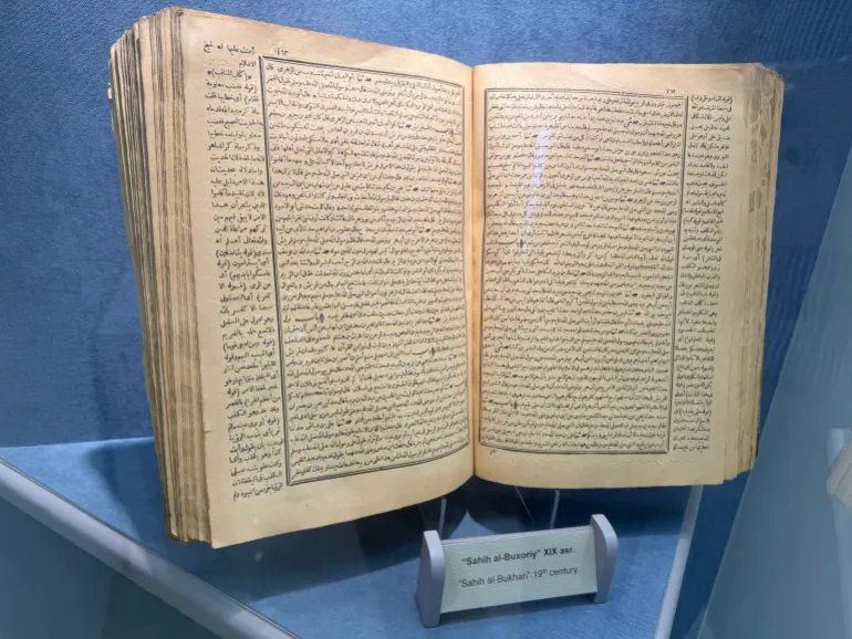 _نسخة من كتاب صحيح البخاري كتبت في القرن التاسع عشر محفوظة في متحف مجمع الإمام البخاري في سمرقند (نيوز عربي)