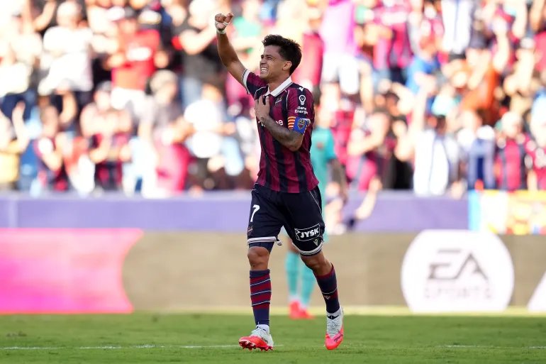 روجر بروغي يحتفل بهدفه في مرمى برشلونة خلال مواجهة الفريقين بالدوري الإسباني (غيتي إيميجز)
