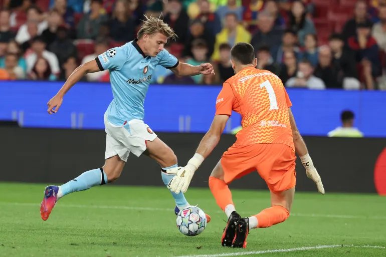 سيم ستين لاعب فينورد يحاول تجاوز جوان غارسيا حارس برشلونة في دوري أبطال أوروبا (فرانس برس)