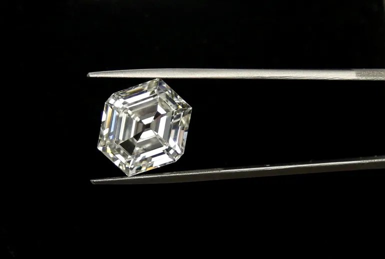 A 9.67-carat diamond is displayed at Belgian diamond company Rosy Blue in Antwerp, Belgium February 1, 2018. Picture taken February 1, 2018. REUTERS/Francois Lenoir