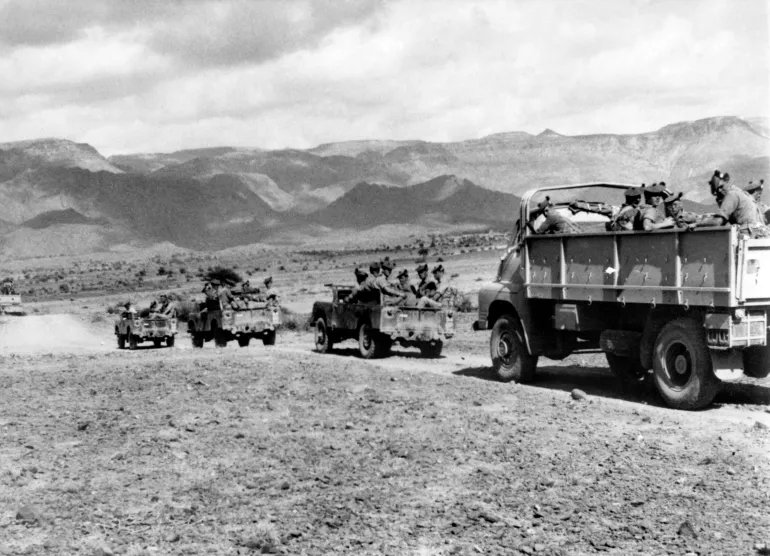 جنود بريطانيون خلال دورية في صحراء عدن عام 1957