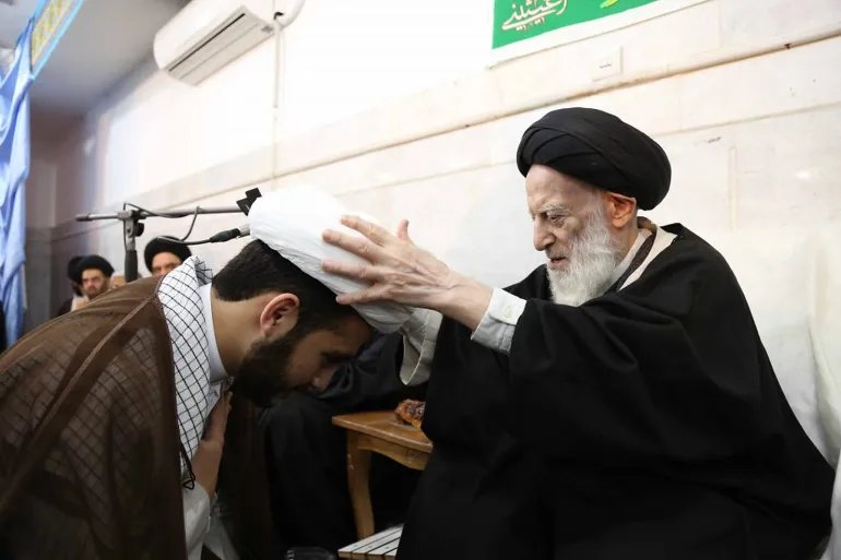 المرجع الشيعي آية الله العظمى السيد موسى الشبيري الزنجاني في مراسم تلبيس العمامة