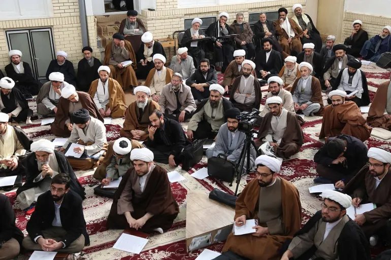 طلاب حوزة في قم يحضرون بحث الخارج عند المرجع الشيعي آية الله العظمى السيد موسى الشبيري الزنجاني