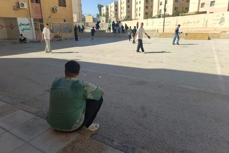 طالب لديه وزن زائد لا يفضل ممارسة حصة الرياضة مع طلاب صفه بمدرسة في الزرقاء