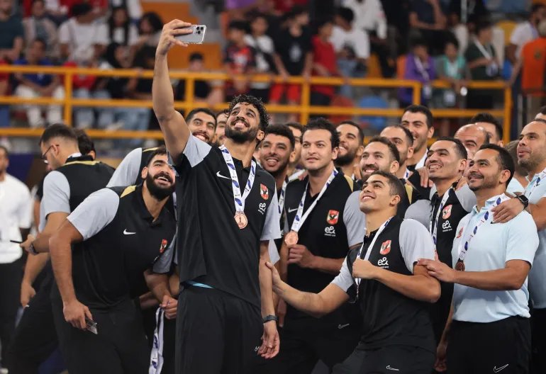 لاعبو الأهلي المصري يحتفلون بالميدالية البرونزية في مونديال أندية كرة اليد عام 2024 (رويترز)