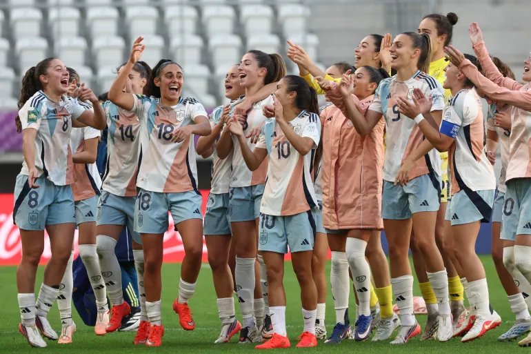 لاعبات منتخب إسبانيا يحتفلن بالتأهل إلى نهائي كأس العالم تحت 20 عاما عام 2026 (أسوشيتد برس)