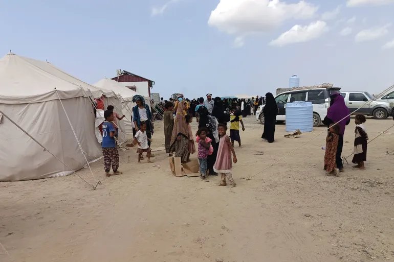 نساء وأطفال يتنقلون بين خيام مخيم الفردوس، الذي أُنشئ لاستقبال النازحين القادمين من مناطق الساحل الغربي