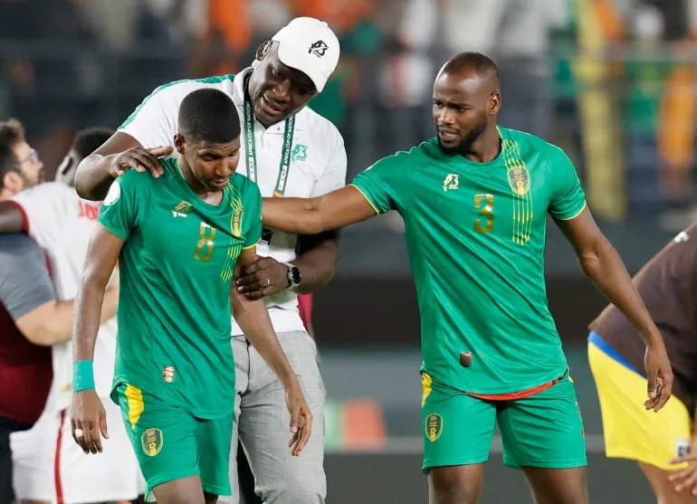 لاعـبا منتخب موريتانيا محسن بده وعلي عبيد (رويترز)