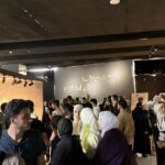 كيف حولت صانعة محتوى خشب المساعدات في غزة إلى استوديو بودكاست؟ | أخبار