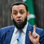 معتمدا على اللمس والشم.. ضرير يحضر وجبة “الربيس” في المهرة | منوعات
