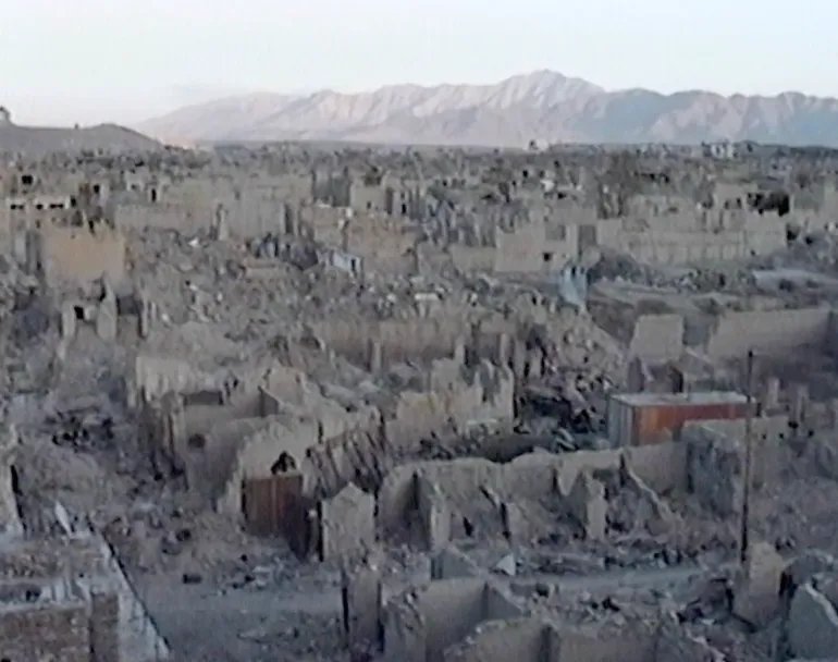دمار في إحدى القرى الأفغانية؛ تكشف شهادات الفيلم كيف جعلت الغارات والمداهمات حياة المدنيين جزءا من معركة لم تُحسم