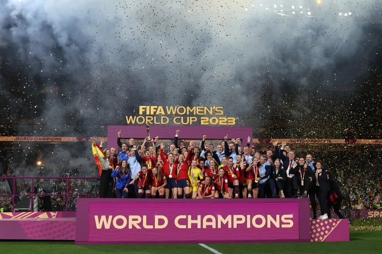 لاعبات منتخب إسبانيا يحتفلن بالتتويج بكأس العالم للسيدات 2023 (غيتي)