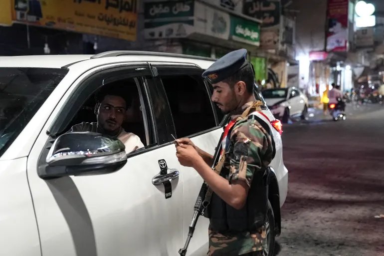 A member of the security forces of the internationally-recognised Yemeni government mans a checkpoint on a street in Taiz amid concerns over Houthi infiltration, late on September 27, 2026.