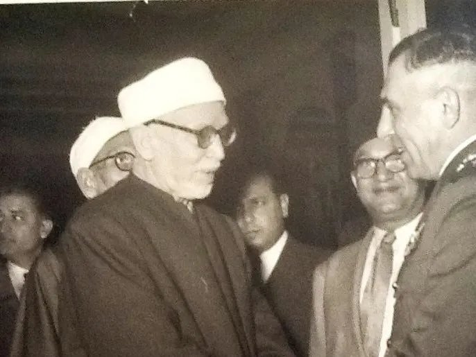 محمد الخضر حسين (يسار) تخرّج عام 1898 من جامع الزيتونة