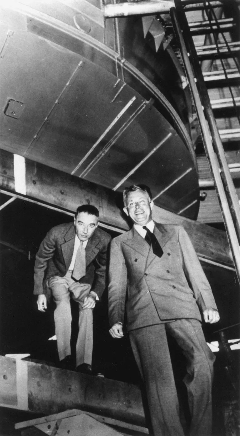 "لورانسENERGY.GOV - HD.4G.019</p><p>Oppenheimer and Lawrence at the 184-inch cyclotron, University of California (Berkeley) Radiation Laboratory.</p><p>ملكية عامة ملف:HD.4G.019 (10409853774).jpg الإنشاء: 1946 الرفع: 6 أكتوبر 2014" width="770" height="1397" /> إرنست لورنس (يمين) مع روبرت أوبنهايمر (وزارة الطاقة الأمريكية)