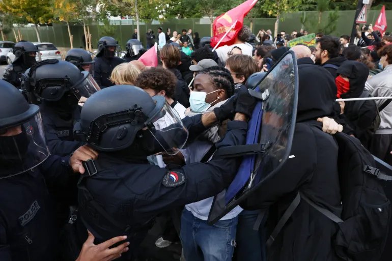 AUBERVILLIERS, FRANCE - OCTOBER 1: French students clash with police near Lycée Le Corbusier Senior high school, during a march through the streets of Aubervilliers, on October 1, 2026 in Aubervilliers, a northern suburb of Paris, France. In a wave of demonstrations that began around Paris last week and spread across France, secondary students have blockaded schools in protest against overcrowded classrooms, teacher shortages, and long class schedules. According to French Interior Minister Laurent Nunez, more than 400 have been detained, many of them minors, as some protests turned violent where students and police clashed. (Photo by Tom Nicholson/Getty Images)