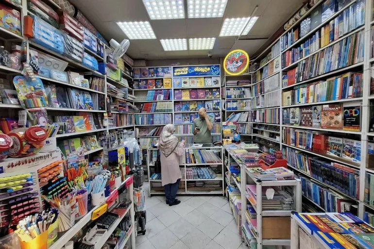 أولياء أمور التلاميذ يشكون غلاء أسعار المستلزمات المدرسية هذا العام (نيوز عربي)