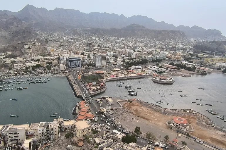 تُعدّ عدن العاصمة المؤقتة لليمن ومقرّ الحكومة المعترف بها دوليا