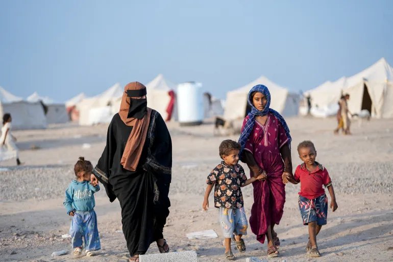 FILE PHOTO: Women and children, who fled fighting between the Houthis and government forces in Red Sea coastline areas, walk at a camp for internally displaced people near Aden, Yemen, September 19, 2026. REUTERS/Stringer TPX IMAGES OF THE DAY/File Photo
