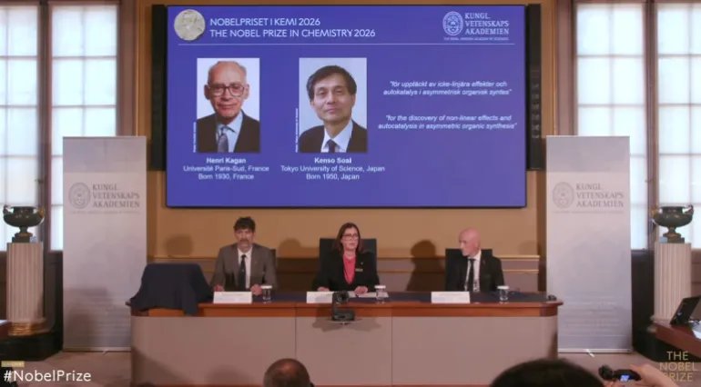 أثناء اعلان جائزة نوبل في الكيمياء 2026 (منصة جائزة نوبل)