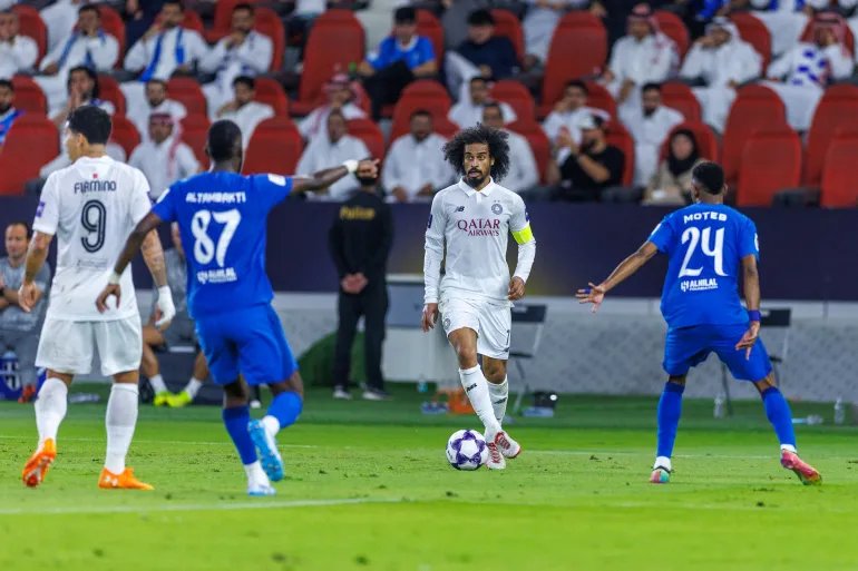 أكرم عفيف نجم السد خلال مواجهة الهلال في دوري أبطال آسيا للنخبة (غيتي)