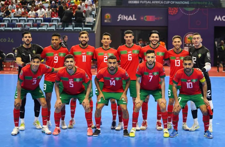 لاعبو المنتخب المغربي لكرة الصالات قبل نهائي كأس أمم أفريقيا أمام أنغولا في الرباط (رويترز)