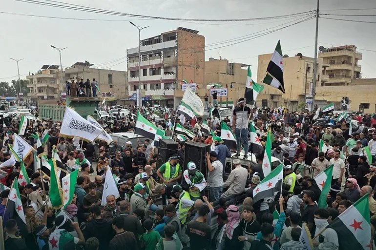 مظاهرة حاشدة في حي غويران بالحسكة تحت شعار "جمعة العلم السوري" للمطالبة ببسط سلطة الدولة وتعزيز حضور مؤسساتها المصدر حساب مديرية اعلام الحسكة على تيليجرام