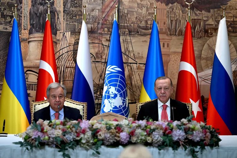 الأمين العام للأمم المتحدة أنطونيو غوتيريش والرئيس التركي أردوغان خلال مراسم توقيع مبادرة النقل الآمن للحبوب والمواد الغذائية من الموانئ الأوكرانية عام 2022