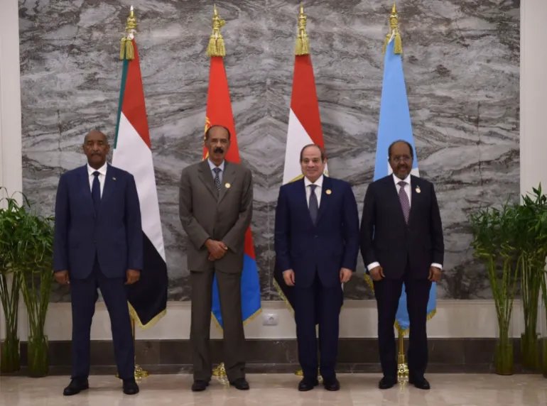قادة مصر والسودان وإريتريا والصومال خلال القمة الرباعية في العلمين، التي تناولت التنسيق الإقليمي في مواجهة التوترات مع إثيوبيا، في ظل الخلافات بشأن سد النهضة والحدود والموانئ وأمن البحر الأحمر