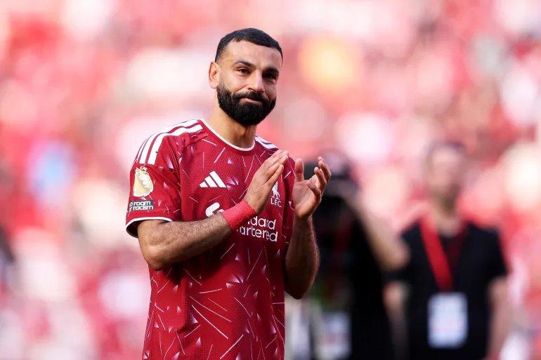 محمد صلاح يحيي جماهير ليفربول في أنفيلد عقب مباراته الأخيرة مع الفريق أمام برينتفورد (غيتي)
