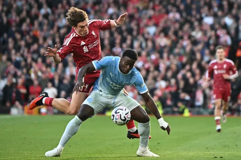 لويس كوماس لاعب ليفربول في مواجهة مارك غويهي مدافع مانشستر سيتي خلال مباراة الفريقين في أنفيلد (الفرنسية)