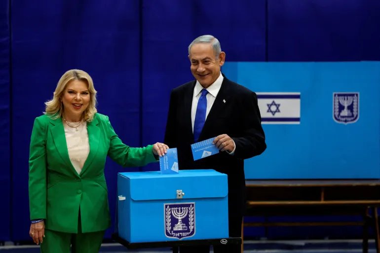 FILE PHOTO: Former Israeli Prime Minister Benjamin Netanyahu stands next to his wife Sara as they cast their ballots on the day of Israel's general election in a polling station in Jerusalem November 1, 2022. REUTERS/Ammar Awad/File Photo