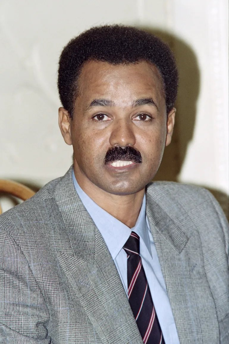أسياس أفورقي، زعيم الجبهة الشعبية لتحرير إريتريا آنذاك، يعقد مؤتمرا صحفيا عام 1991