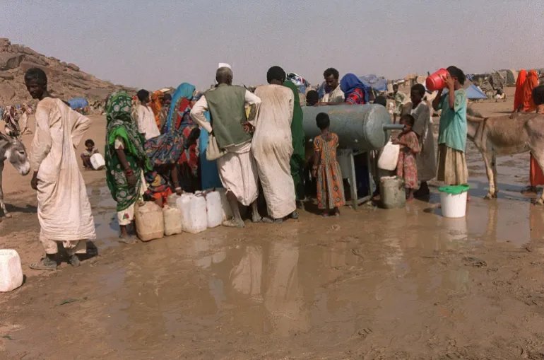 إريتريون يصطفون للحصول على المياه في مخيم لافا للاجئين شرقي السودان بعد فرارهم من الحرب مع إثيوبيا عام 2000