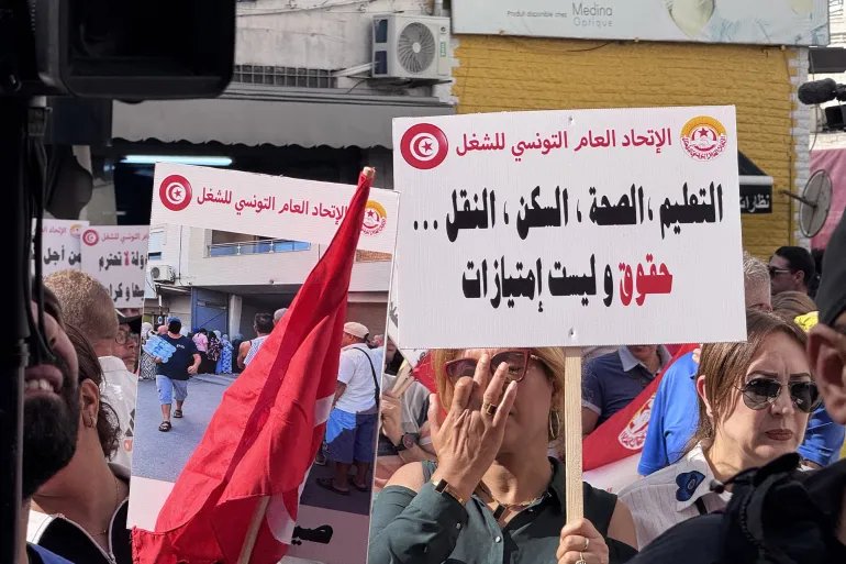 المحتجون رفعوا شعارات تطالب بالحقوق المعيشية من تعليم وسكن و صحة