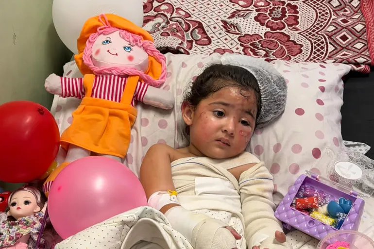 صورة رقم (8) فلسطين غزة- مدينة غزة- حي النصر، مريم غانم، عامان ونصف، شاهدت أمها تحترق أمامها فجر الأربعاء.. أبوها رحل قبل أن يراها، وأمها رحلت أمام عينيها. 15/أكتوبر 2026 إسراء الرّملي- خاص بنيوز عربي