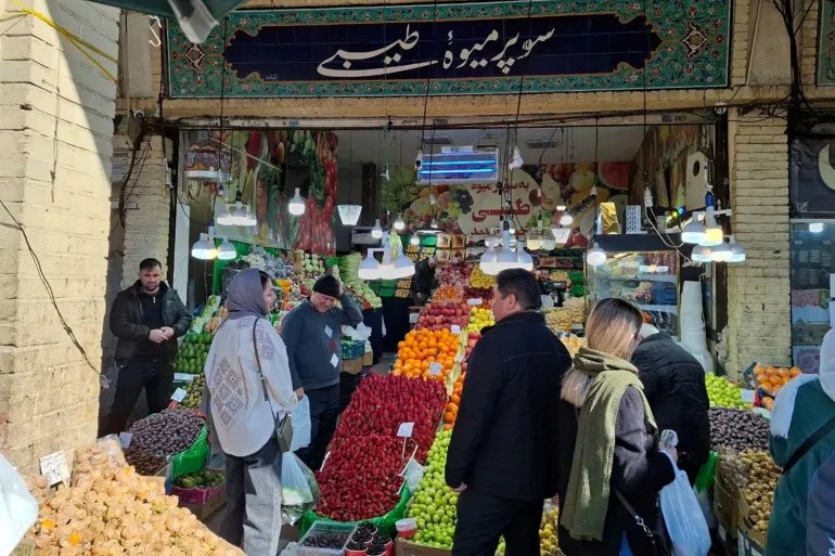 تتوزع الأعباء الاقتصادية بين تراجع القوة الشرائية للأسر وانخفاض أرباح الشركات واستثماراتها وارتفاع الدين الحكومي