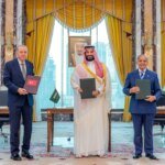 من المشي للخلف إلى القراءة بالمقلوب.. 8 عادات غريبة تعيد برمجة دماغك | أسلوب حياة